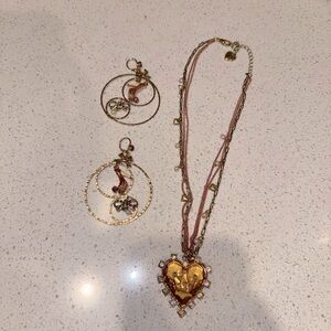 Juicy necklace and earrings